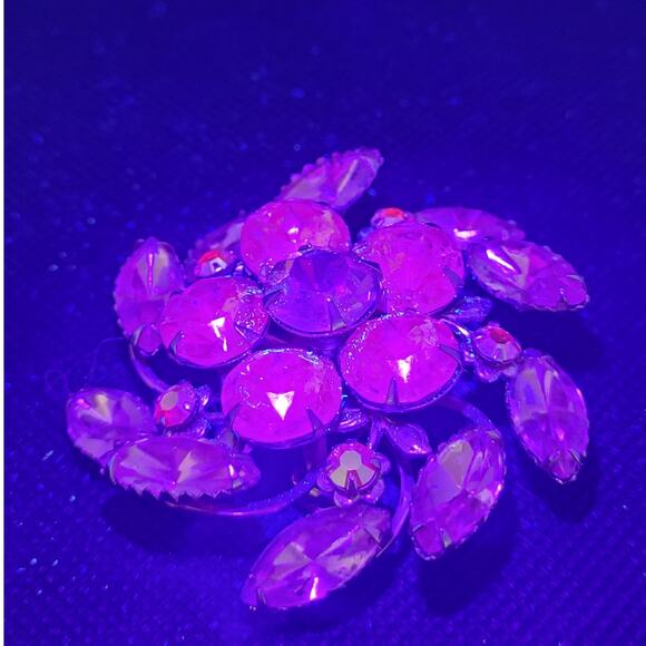 Vintage Luxe 1950s Flower Swirl Rhinestone Brooch Pink Red Retro Statement - Picture 4 of 10